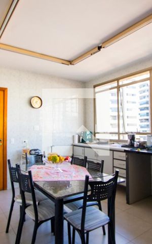 Apartamento à venda com 347m², 4 quartos e 3 vagas Apartamento à venda com 347m², 4 quartos e 3 vagasCozinha