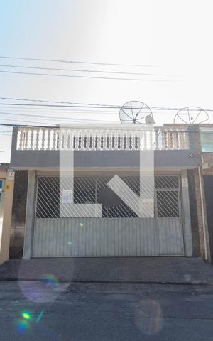 Casa à venda com 125m², 2 quartos e 2 vagas Casa à venda com 125m², 2 quartos e 2 vagasFachada
