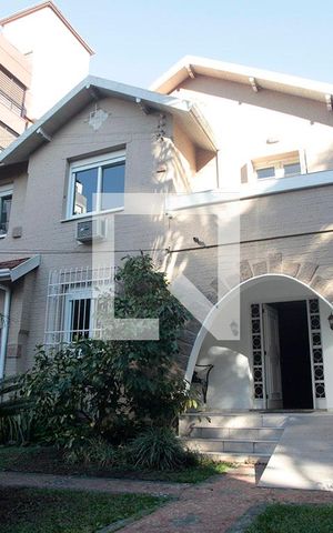 Casa à venda com 350m², 4 quartos e 4 vagasFachada