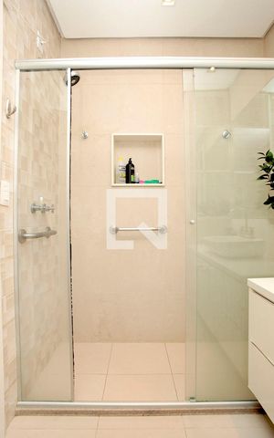 Casa à venda com 350m², 4 quartos e 4 vagasBanheiro Quarto 1 Suíte
