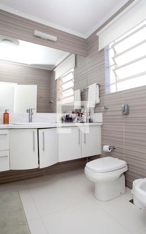 Casa à venda com 350m², 4 quartos e 4 vagasBanheiro 2