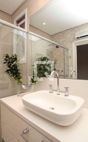 Casa à venda com 350m², 4 quartos e 4 vagasBanheiro Quarto 1 Suíte