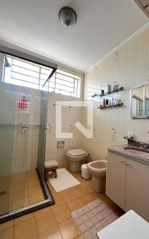 Casa à venda com 202m², 3 quartos e 4 vagas Casa à venda com 202m², 3 quartos e 4 vagasBanheiro Corredor