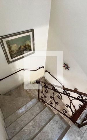 Casa à venda com 202m², 3 quartos e 4 vagas Casa à venda com 202m², 3 quartos e 4 vagasEscada