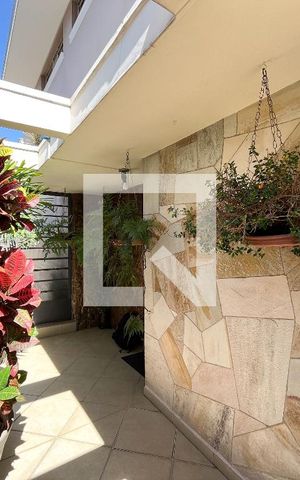 Casa à venda com 202m², 3 quartos e 4 vagas Casa à venda com 202m², 3 quartos e 4 vagasÁrea externa