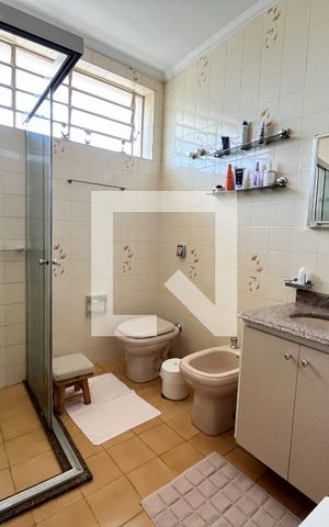 Casa à venda com 202m², 3 quartos e 4 vagas Casa à venda com 202m², 3 quartos e 4 vagasBanheiro Corredor