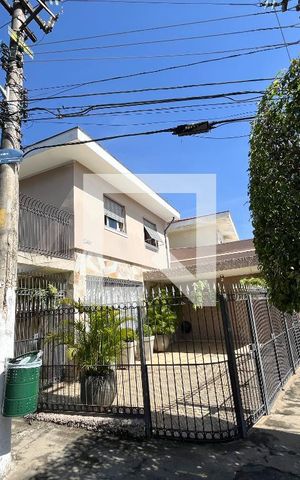 Casa à venda com 202m², 3 quartos e 4 vagas Casa à venda com 202m², 3 quartos e 4 vagasFachada