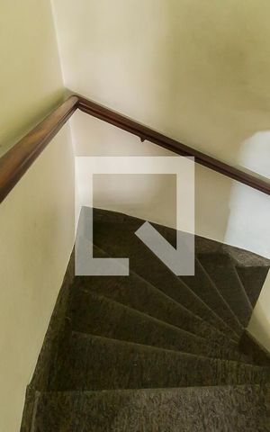 Casa à venda com 108m², 2 quartos e sem vaga Casa à venda com 108m², 2 quartos e sem vagaCorredor - Escada