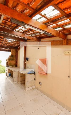 Casa à venda com 300m², 4 quartos e 6 vagas Casa à venda com 300m², 4 quartos e 6 vagasÁrea externa