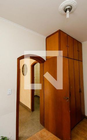 Casa à venda com 300m², 4 quartos e 6 vagas Casa à venda com 300m², 4 quartos e 6 vagasQuarto de serviço