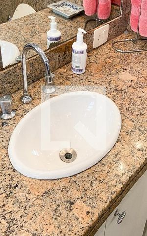 Apartamento à venda com 360m², 3 quartos e 3 vagas Apartamento à venda com 360m², 3 quartos e 3 vagasBanheiro da Suíte 2