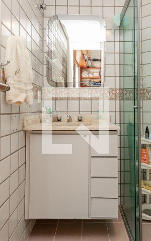 Apartamento à venda com 160m², 4 quartos e 3 vagas Apartamento à venda com 160m², 4 quartos e 3 vagasBanheiro da Suíte 2