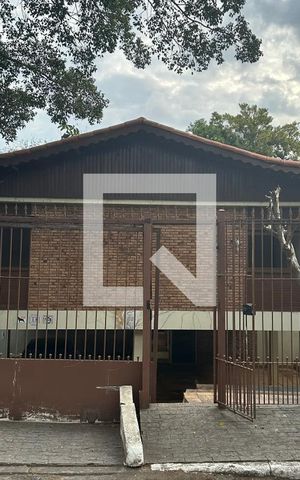 Casa à venda com 450m², 8 quartos e 3 vagasFachada