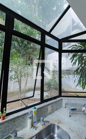 Casa de condomínio à venda com 440m², 4 quartos e 4 vagas Casa de condomínio à venda com 440m², 4 quartos e 4 vagasCozinha