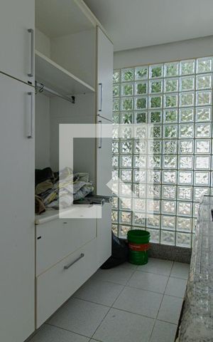 Casa de condomínio à venda com 440m², 4 quartos e 4 vagas Casa de condomínio à venda com 440m², 4 quartos e 4 vagasÁrea de Serviço
