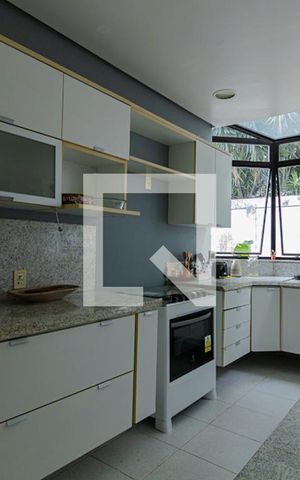 Casa de condomínio à venda com 440m², 4 quartos e 4 vagas Casa de condomínio à venda com 440m², 4 quartos e 4 vagasCozinha
