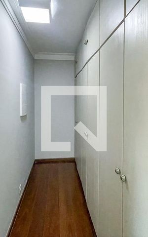 Casa à venda com 620m², 4 quartos e 6 vagas Casa à venda com 620m², 4 quartos e 6 vagasCloset da suíte 2