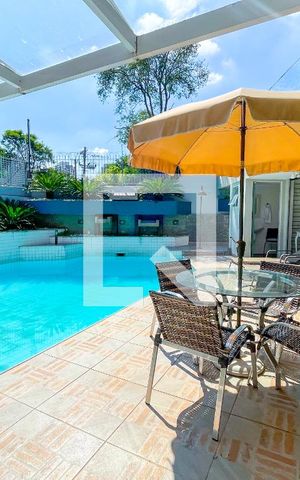 Casa à venda com 620m², 4 quartos e 6 vagas Casa à venda com 620m², 4 quartos e 6 vagasPiscina