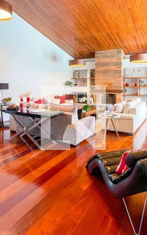 Casa à venda com 620m², 4 quartos e 6 vagas Casa à venda com 620m², 4 quartos e 6 vagasSala
