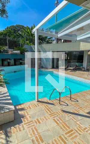 Casa à venda com 620m², 4 quartos e 6 vagas Casa à venda com 620m², 4 quartos e 6 vagasPiscina