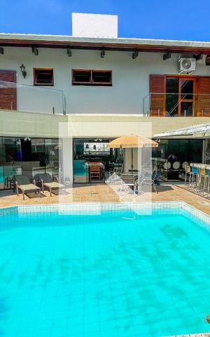 Casa à venda com 620m², 4 quartos e 6 vagas Casa à venda com 620m², 4 quartos e 6 vagasPiscina