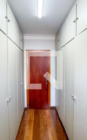 Casa à venda com 620m², 4 quartos e 6 vagas Casa à venda com 620m², 4 quartos e 6 vagasCloset da suíte principal