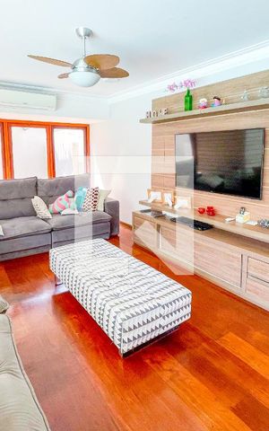 Casa à venda com 620m², 4 quartos e 6 vagas Casa à venda com 620m², 4 quartos e 6 vagasSala de TV