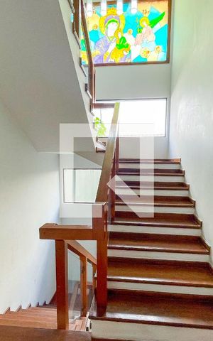 Casa à venda com 620m², 4 quartos e 6 vagas Casa à venda com 620m², 4 quartos e 6 vagasEscada