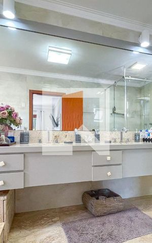 Casa à venda com 620m², 4 quartos e 6 vagas Casa à venda com 620m², 4 quartos e 6 vagasBanheiro da Suíte principal