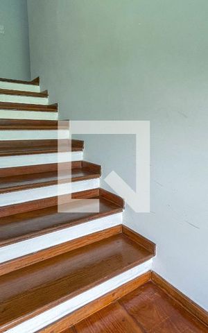 Casa à venda com 620m², 4 quartos e 6 vagas Casa à venda com 620m², 4 quartos e 6 vagasEscada