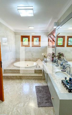 Casa à venda com 620m², 4 quartos e 6 vagas Casa à venda com 620m², 4 quartos e 6 vagasBanheiro da Suíte principal