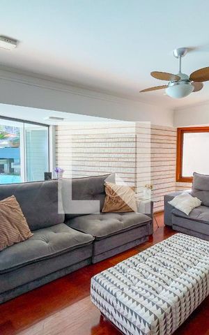 Casa à venda com 620m², 4 quartos e 6 vagas Casa à venda com 620m², 4 quartos e 6 vagasSala de TV