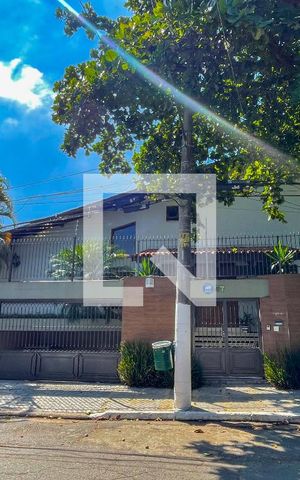 Casa à venda com 620m², 4 quartos e 6 vagas Casa à venda com 620m², 4 quartos e 6 vagasFachada