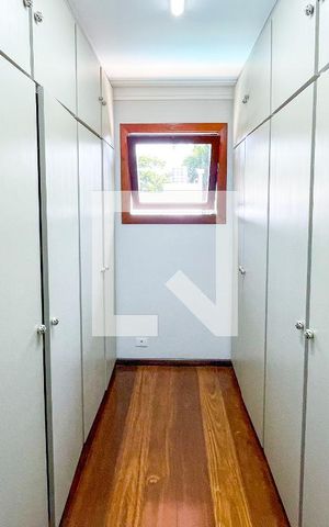Casa à venda com 620m², 4 quartos e 6 vagas Casa à venda com 620m², 4 quartos e 6 vagasCloset da suíte principal