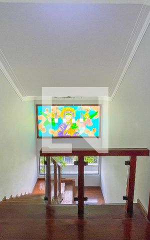 Casa à venda com 620m², 4 quartos e 6 vagas Casa à venda com 620m², 4 quartos e 6 vagasEscada