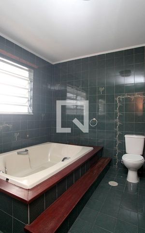Casa à venda com 224m², 3 quartos e 3 vagasBanheiro Quarto 1 Suíte