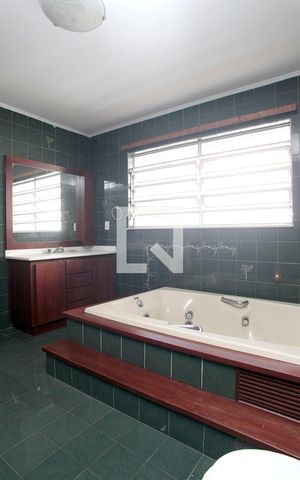 Casa à venda com 224m², 3 quartos e 3 vagasBanheiro Quarto 1 Suíte