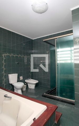 Casa à venda com 224m², 3 quartos e 3 vagasBanheiro Quarto 1 Suíte