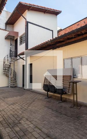 Casa à venda com 395m², 6 quartos e 4 vagas Casa à venda com 395m², 6 quartos e 4 vagasQuintal