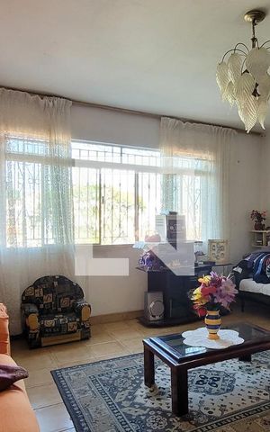 Casa à venda com 160m², 3 quartos e 4 vagas Casa à venda com 160m², 3 quartos e 4 vagasSala