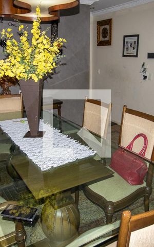 Casa de condomínio à venda com 600m², 3 quartos e 4 vagas Casa de condomínio à venda com 600m², 3 quartos e 4 vagasSala