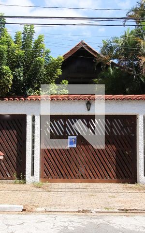 Casa à venda com 480m², 3 quartos e 6 vagas Casa à venda com 480m², 3 quartos e 6 vagasFachada