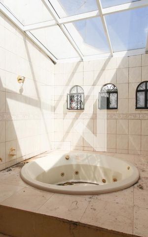 Casa à venda com 480m², 3 quartos e 6 vagas Casa à venda com 480m², 3 quartos e 6 vagasBanheiro da Suíte 1