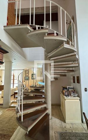 Casa de condomínio à venda com 400m², 5 quartos e 4 vagasEscada