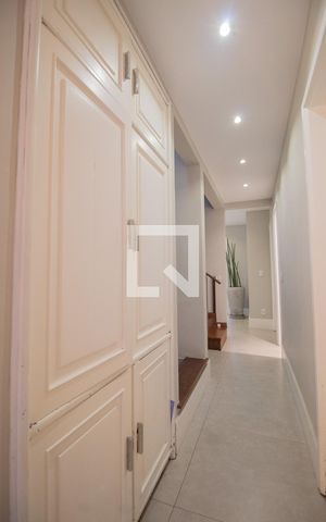 Casa de condomínio à venda com 629m², 5 quartos e 2 vagas Casa de condomínio à venda com 629m², 5 quartos e 2 vagasCorredor