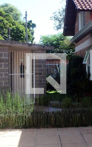 Casa à venda com 394m², 6 quartos e 2 vagas Casa à venda com 394m², 6 quartos e 2 vagasEntrada