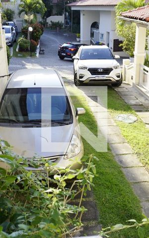 Casa de condomínio à venda com 155m², 4 quartos e 2 vagasEstacionamento / 3 Carros
