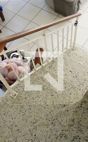 Casa de condomínio à venda com 155m², 4 quartos e 2 vagasEscada Segundo Andar