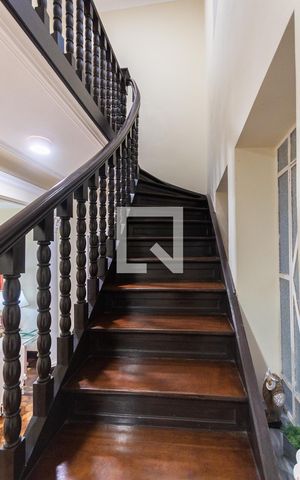 Casa à venda com 200m², 3 quartos e 4 vagasEscada