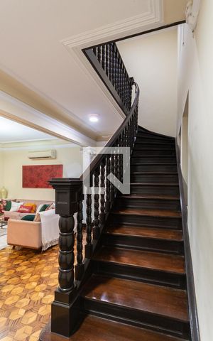 Casa à venda com 200m², 3 quartos e 4 vagasEscada